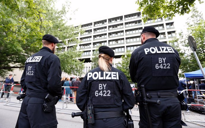 Agentes de Policía en frente de un tribunal en Munich (Alemania)