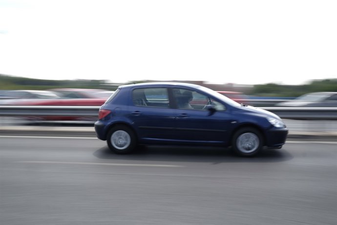 Cotxe circulant per una carretera