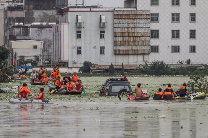 Los rescatadores trasladan en botes a la gente debido a las inundaciones, China