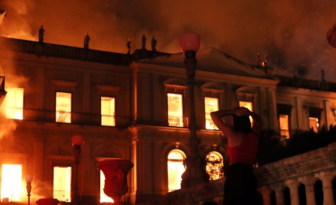 Las llamas devoran el Museo Nacional de Brasil en Río de Janeiro.
