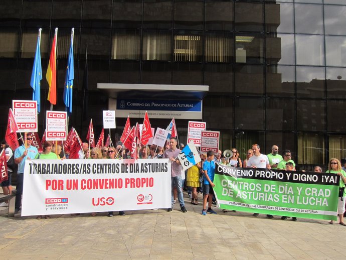 Concentración de trabajadores de Centros de Día de Asturias
