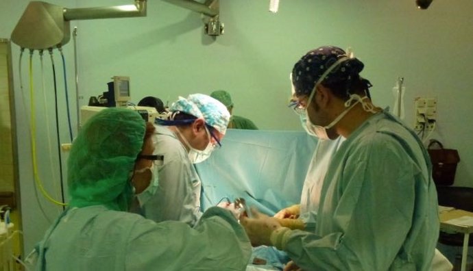 Operación de cirugía torácica en quirófano