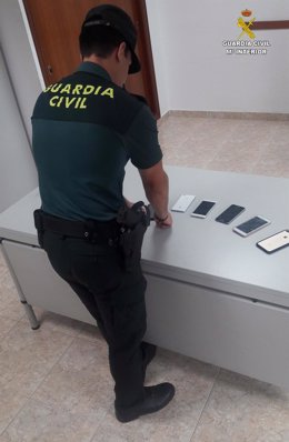 La Guardia Civil detiene a dos personas en Punta por el robo de seis móviles.