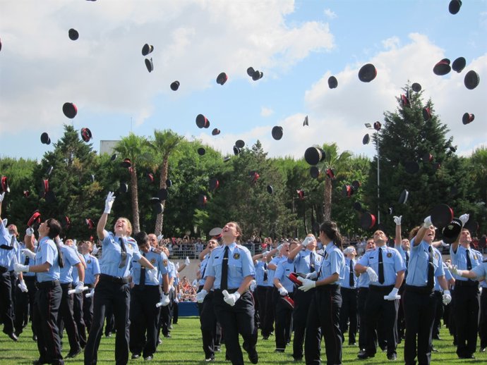 Mossos Llancen La Gorra En L'Acte De Graduació (ARXIU)