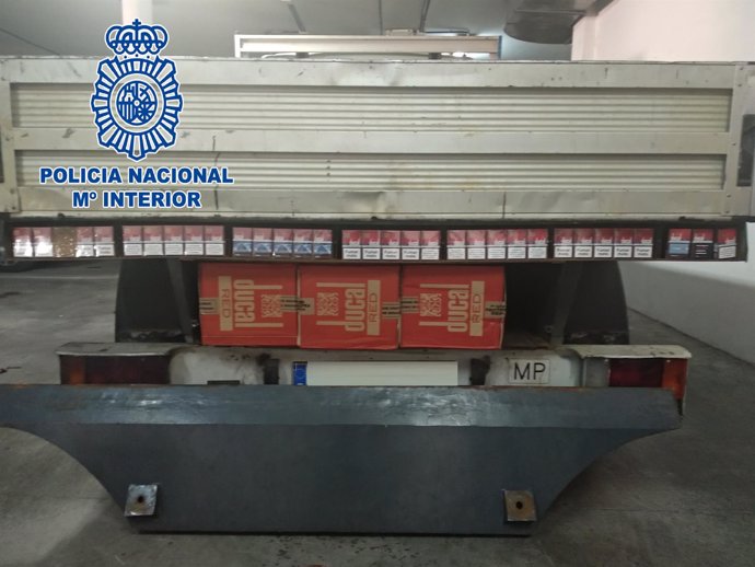 Tabaco de contrabando oculto en una camioneta