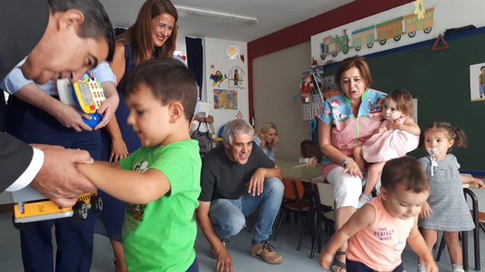 La consejera de Educación, Sonia Gaya, en una escuela infantil en Aracena.