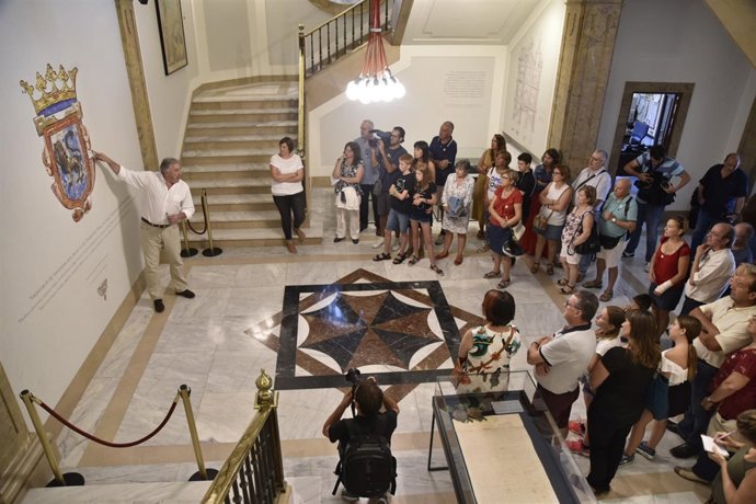 Asiron participa en la primera visita guiada a la Casa Consistorial