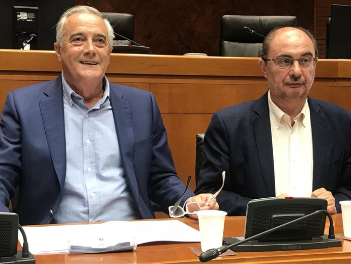 Sada y Lambán este lunes en la reunión del grupo socialista parlamentario.