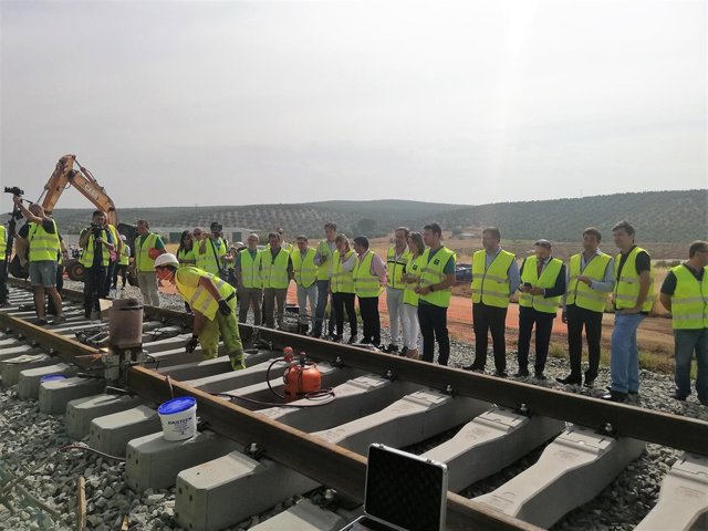 Colocación de las vías en el ramal ferroviario entre Linares y Vadollano.