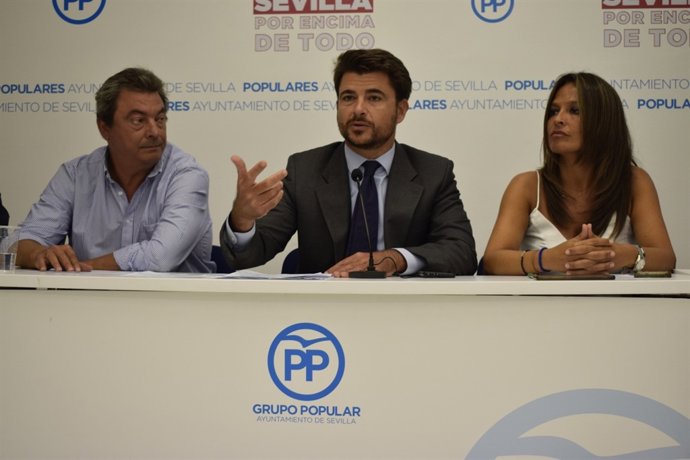 Beltrán Pérez, rodeado de Ignacio Flores y Evelia Rincón