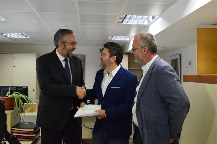 Víctor Martínez (PP), Miguel Sánchez (Cs) y Domingo Segado (PP) preseentan texto