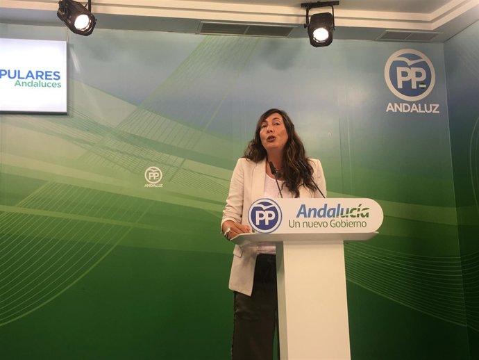 La secretaria general del PP-A, Loles López, en rueda de prensa