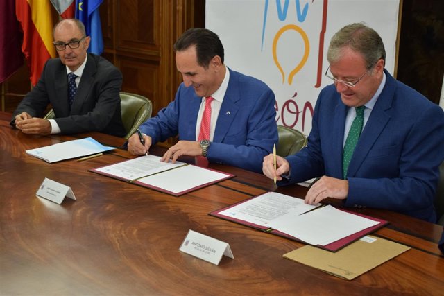 Silván y José Rolando Álvarez, en la firma del convenio. 