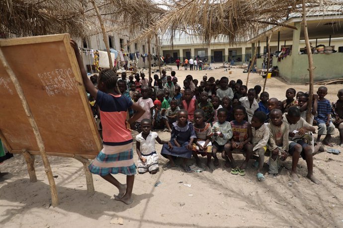 Niños en una escuela improvisada en un campo de desplazados en Benue