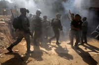 Enfrentamientos entre palestinos y agentes israelíes durante una demolición de viviendas en Cisjordania