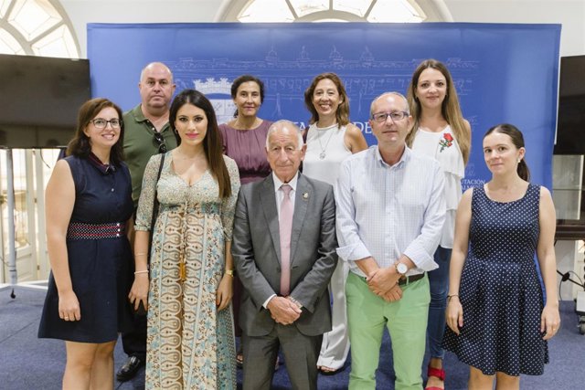 Los trabajadores que han tomado posesión de sus cargos junto a Gabriel Amat.