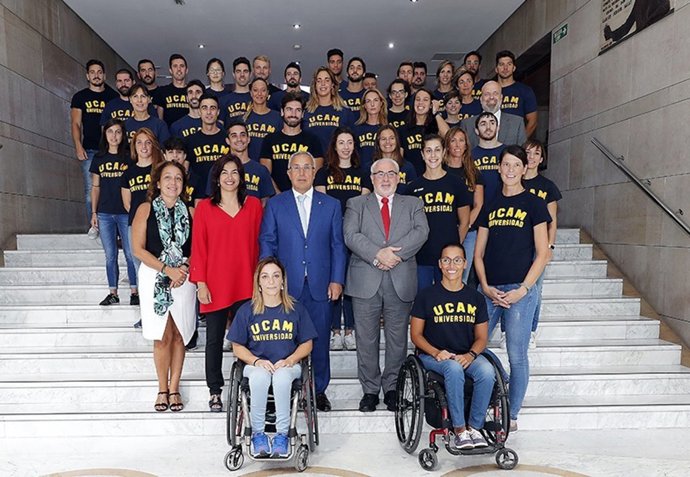 Alejandro Blanco y el presidente de la UCAM con los deportistas becados