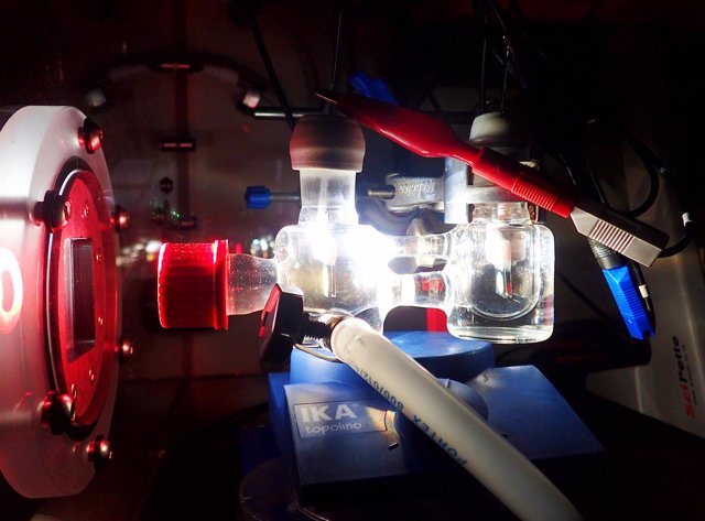 Experimento de electrodos que muestra la célula iluminada con luz solar simulada