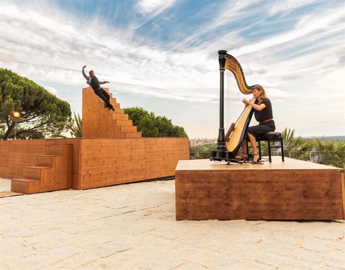 Actuación del acróbata Yoann Bourgeois