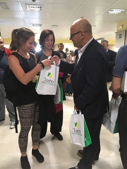 Fernández entrega material promocional sobre Jaén a pasajeros del aeropuerto.