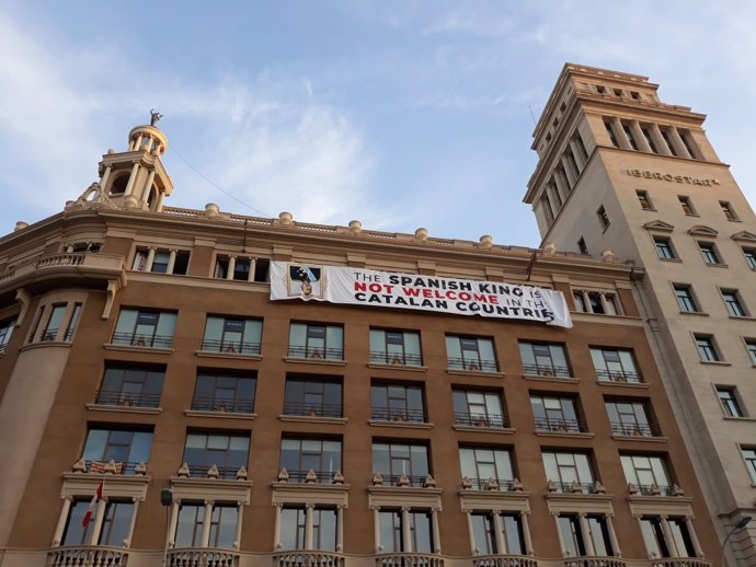La pancarta colgada por unos activistas, con un mensaje contra el Rey en inglés