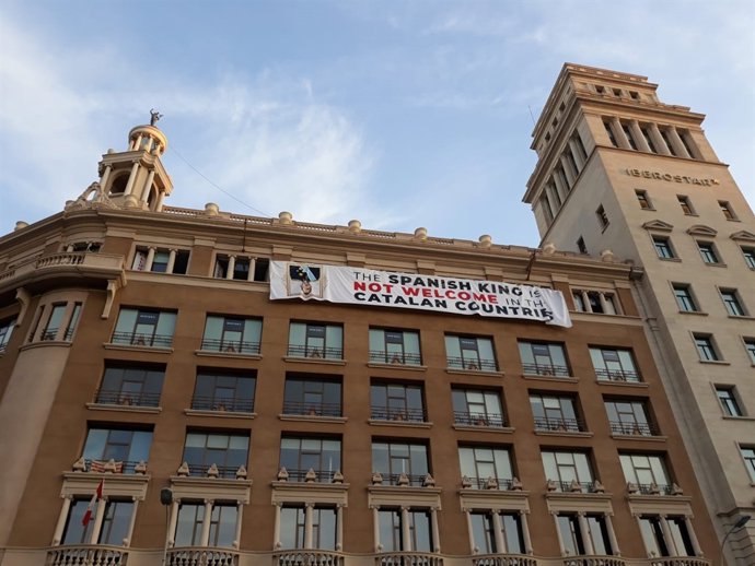 La pancarta penjada per uns activistes, amb un missatge contra el rei en anglès