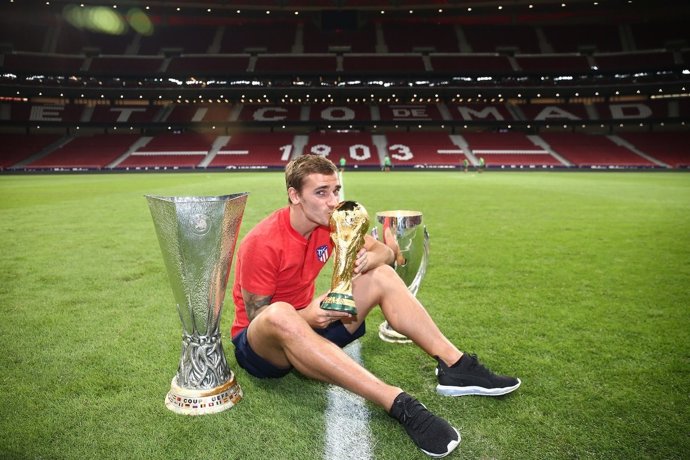 Griezmann con la Copa del Mundo, la Supercopa de Europa y la Liga Europa