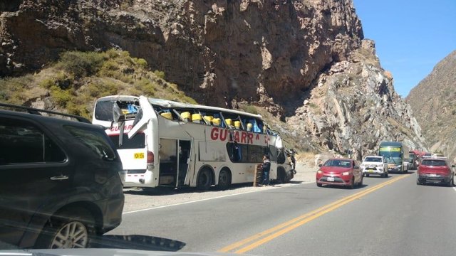 Autobús estrellado en Perú deja varios muertos y cuarenta heridos