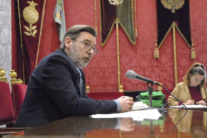El portavoz del equipo de gobierno de Granada, Baldomero Oliver.