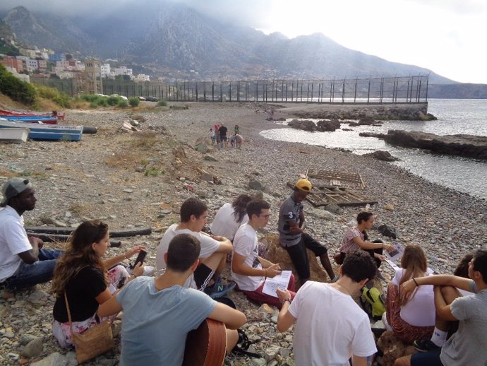 Jóvenes cristianos españoles con jóvenes migrantes en Ceuta