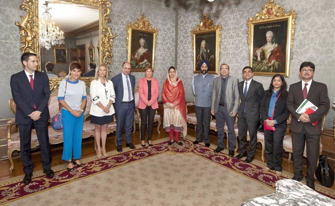 Componentes de la delegación india con la presidenta de Navarra, Uxue Barkos.