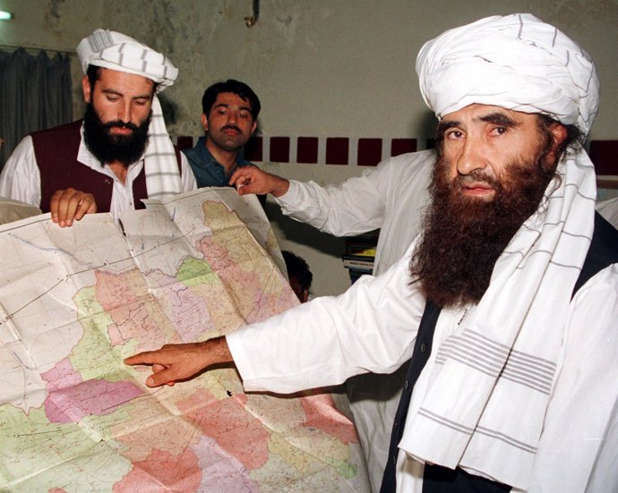 Jalaluddin Haqqani, fundador de la red Haqqani, señala un mapa