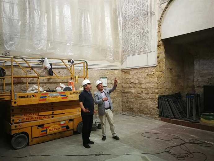 Alcalde (dcha.) en la visita a las obras en la Sinagoga