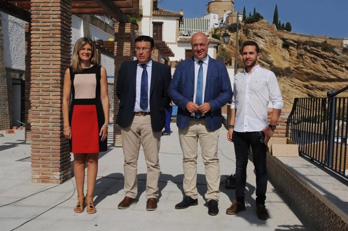 Antonio Ruiz (centro), durante su visita a Iznájar