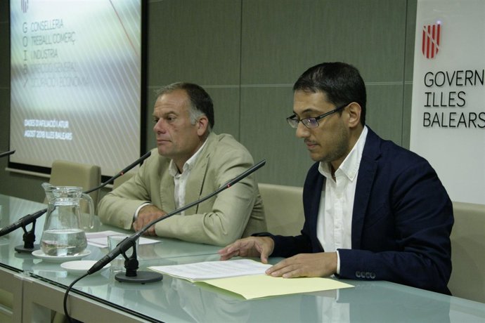 El director de Empleo, Llorenç Pou, y el conseller de Trabajo, Iago Negueruela