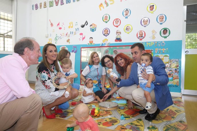 Ruiz (izda.) y López (dcha.) visitan la Escuela Infantil Azahara