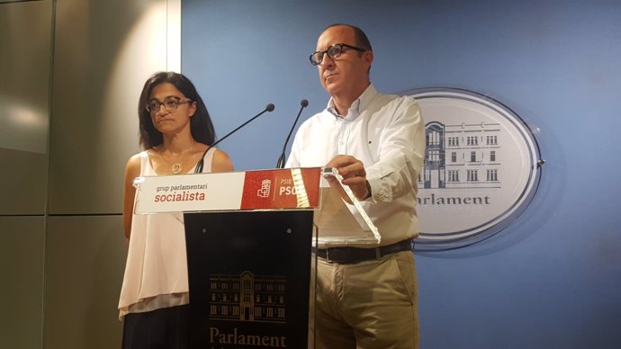 El portavoz del PSIB, Andreu Alcover, y la portavoz adjunta, Maria José Camps