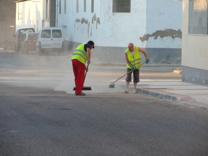 Trabajadores en Tauste (Zaragoza). Asfalto en las calles