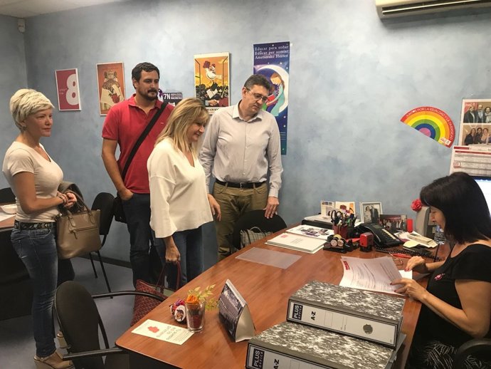 El equipo de primarias Pilar Alegría presenta documentación en sede PSOE