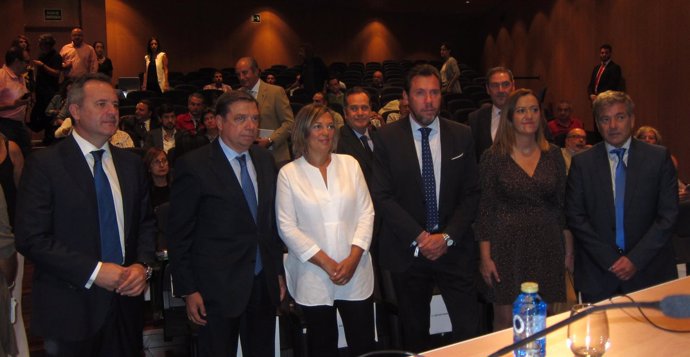 El ministro Luis Planas y Milagros Marcos junto a otros asistentes a la jornada