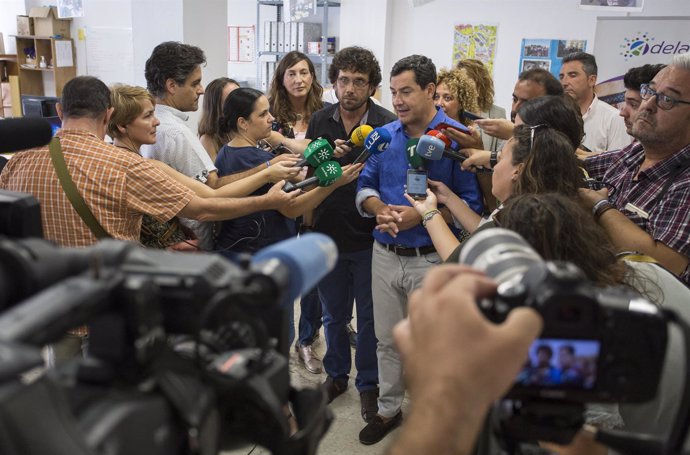 Juanma Moreno, ante los medios en Huelva. 