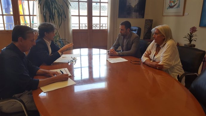 Reunión entre Francesc Colomer y el alcalde de Requena