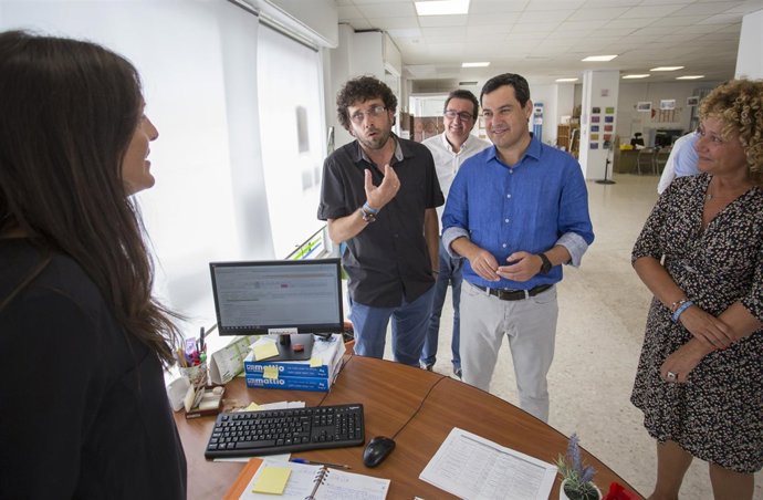 El presidente del PP-A, Juanma Moreno, atiende a los medios 