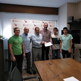 Representantes de Salud y el Ayuntamiento de Corella en la firma del convenio