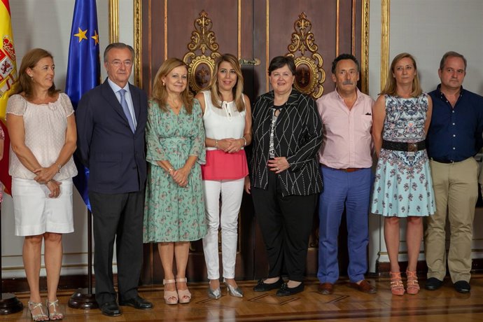 Susana Díaz aborda con profesionales los implantes cocleares bilaterales a niños