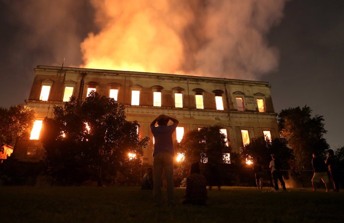 El Museo Nacional de Brasil arde por un fuerte inendio