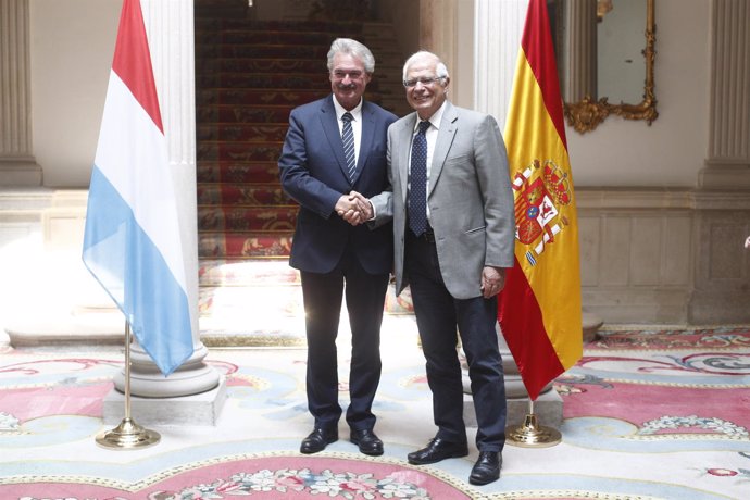 El ministro de Asuntos Exteriores, Unión Europea y Cooperación, Josep Borrell, r