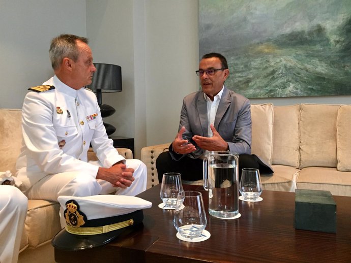 Caraballo, con el nuevo comandante naval de Huelva. 
