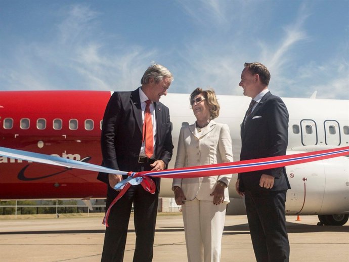 La reina Sonia de Noruega con el fundador y CEO de Norwegian