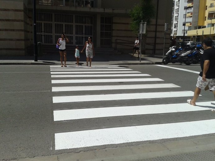 Un paso de cebra en Ibiza recién pintado